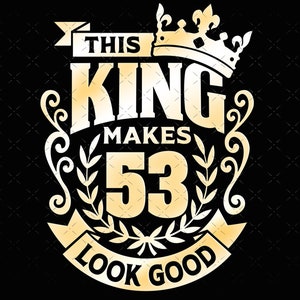 Op de afbeelding: Gouden grafisch ontwerp met een kroon, de woorden "This King Makes 53 Look Good" en een decoratieve rand.
