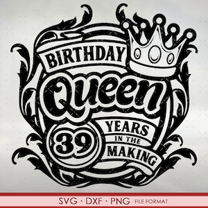 Puede incluir: Diseño gráfico en blanco y negro con una corona, adornos florales y el texto "Birthday Queen 39 Years in the Making".