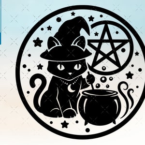 Puede incluir: Gato negro con sombrero de bruja y sosteniendo un palo de revolver sobre un caldero. El gato está rodeado de estrellas y un pentagrama.