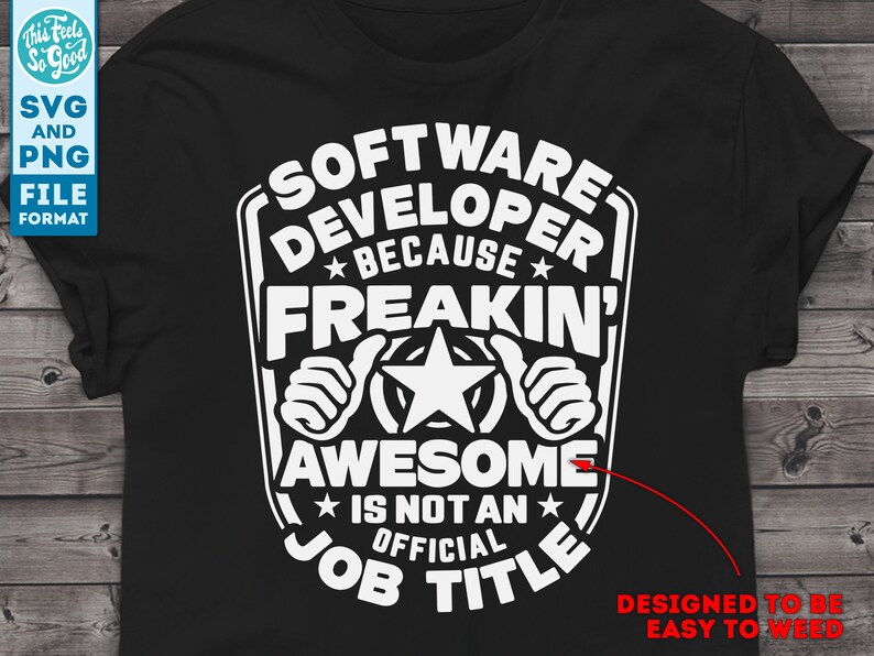 Pu&ograve; includere: Maglietta nera con testo bianco che recita "Software Developer Because Freakin' Awesome Is Not An Official Job Title". Il testo &egrave; in stile vintage con una stella e un design di pollici in su.