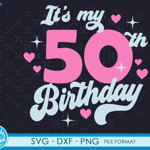 Pode incluir: Texto "It's my 50th Birthday" em uma fonte de letra azul com um n&uacute;mero 50 rosa e cora&ccedil;&otilde;es e estrelas rosas.