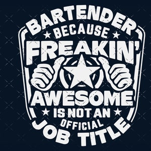Może przedstawiać: Biały tekst na ciemnoniebieskim tle brzmi "Bartender because freakin' awesome is not an official job title". Tekst jest w stylu vintage z gwiazdą i dwoma kciukami w górę.
