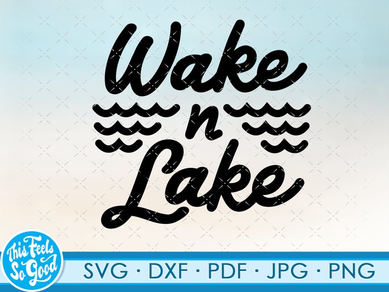 Pu&ograve; includere: Grafica in bianco e nero con il testo "Wake n Lake" in un font stilizzato. Il testo &egrave; circondato da tre linee ondulate, che rappresentano l'acqua.