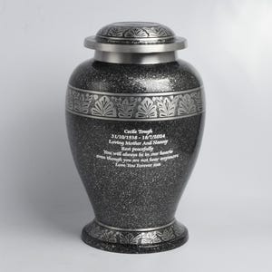 Urna de cremación para adultos: urna funeraria grande para cenizas humanas con diseño gris plateado.