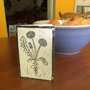Cartão de persistência - Impressão em bloco de linogravura - Dente de leão - Impresso à mão - Arte automática da terra