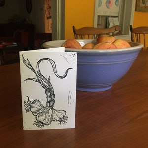 Cartão entrelaçado - Impressão em bloco de linogravura - Alho trançado - Impresso à mão - Arte automática da terra