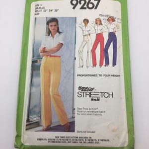 Può includere: Modello di cucito Simplicity numero 9267 per pantaloni in maglia stretch. Il modello è per le taglie 23, 24 e 25 pollici. Il modello include istruzioni per realizzare pantaloni in una varietà di stili, tra cui pantaloni a gamba larga, pantaloni a gamba dritta e pantaloni con un leggero svasamento.