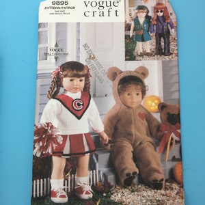Könnte beinhalten: Ein Vintage-Nähmuster von Vogue Craft zum Nähen eines Cheerleader-Outfits, eines Teddybär-Kostüms und zwei weiterer Outfits. Die Musternummer lautet 9895. Das Muster wurde von Linda Carr entworfen.