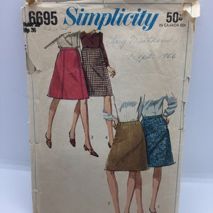 Può includere: Modello di cucito vintage Simplicity numero 6695 per gonne. Il modello è datato settembre 1966 e include istruzioni per quattro diversi stili di gonne.