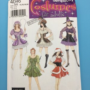 Op de afbeelding: Een naaipatroon voor vijf volwassen kostuums: een fee, een piraat, een heks, een cowgirl en een kerstman. Het patroon is van Simplicity en is voor maten 14, 16, 18 en 20. Het patroon bevat een kap voor aanzicht D.