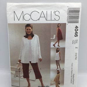 Può includere: Un pacchetto di modelli di cucito McCall's con tre modelli di abbigliamento femminile. La confezione mostra immagini di una giacca bianca, pantaloni capri bordeaux, un vestito rosso, una canotta bianca, pantaloni a righe e un completo beige. Taglia Lrg-Xlg.