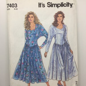 Può includere: Modello di cucito Simplicity numero 7403 per le taglie 8-20. Il modello mostra due donne che indossano abiti lunghi con un corpetto aderente e una gonna fluida. Un abito è blu con stampa floreale e l'altro è blu chiaro tinta unita.