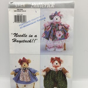 Może przedstawiać: Wzór szycia do uszycia pluszowego misia. Wzór zawiera trzy różne stroje: sukienkę w kwiaty, sukienkę w kolorze niebieskim i białym oraz kombinezon w kolorze zielonym i białym. Wzór nosi nazwę "Needle in a Haystack!" i pochodzi od Butterick.