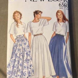 Pode incluir: Um padrão de costura vintage "NEW LOOK 6560" com ilustrações de três mulheres usando diferentes combinações de saia e top. As saias são brancas, azuis e com estampa floral. O tamanho é 8-20.