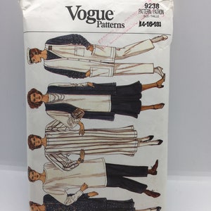 Puede incluir: Sobre de patrón de costura Vogue Patterns, con cinco diseños de atuendos diferentes para las tallas 14-16-18. El número de patrón es 9238.