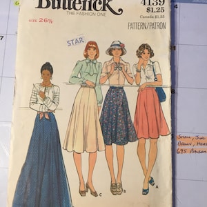 Peut inclure: Un ancien patron de couture Butterick, taille 26 1/2, avec des illustrations de jupes et de chemisiers pour femmes. Le numéro du patron est 4139, avec le texte "THE FASHION ONE" et "PATTERN/PATRON". La couverture présente quatre styles de jupes et de chemisiers.