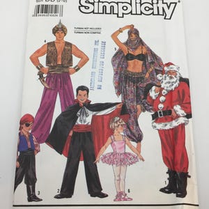 Może przedstawiać: Wzór szycia Simplicity numer 9892 dla rozmiarów 2-12. Wzór zawiera instrukcje do uszycia pięciu kostiumów: pirata, wampira, baletnicy, dżina i Świętego Mikołaja. Wzór jest wydrukowany na białym papierze z czarnym i czerwonym tekstem.