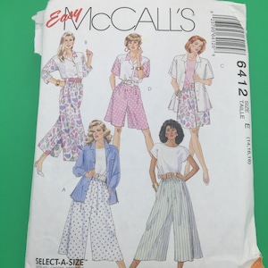 Puede incluir: Un patrón de costura para ropa de mujer. El patrón incluye cuatro estilos diferentes de pantalones y blusas. El patrón se llama "Easy McCall's" y la talla es E (14, 16, 18).