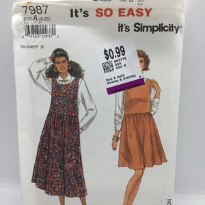 Op de afbeelding: Een naaipatroon voor twee jurken. Het patroon is voor maten 8-20. Het patroon heet "It's SO EASY it's Simplicity". Het patroon kost $0,99.