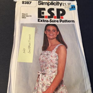 Pode incluir: Um padrão de costura vintage da Simplicity para um vestido sem mangas com estampa floral. O número do padrão é 8387 e o tamanho é K (8, 10 e 12). O padrão é etiquetado como "ESP Extra-Sure Pattern".