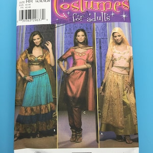 Op de afbeelding: Simplicity naaipatroon nummer 4249 voor kostuums voor volwassenen. Het patroon bevat drie verschillende kostuumopties: een lange, zwierige rok met een topje, een lange tuniek met broek en een lange rok met een top en een sjaal. Het patroon is voor de maten 14, 16, 18 en 20.