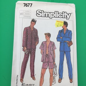 Könnte beinhalten: Ein Schnittmuster für Pyjamas mit drei verschiedenen Stilen. Das Schnittmuster ist für die Größen mittel, durchschnittlich und groß. Das Schnittmuster heißt "Simplicity" und die Schnittmuster-Nummer ist 7677. Das Schnittmuster ist einfach zu nähen und enthält Anweisungen in Englisch und Französisch.