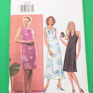 Puede incluir: Un sobre de patrón de costura para un vestido con tres estilos diferentes. El patrón es de Butterick y el número de patrón es 3445. El sobre muestra a tres mujeres usando el vestido en diferentes colores y patrones.