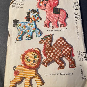 Peut inclure: Patron de transfert McCall's vintage 2257 pour jouets en peluche. Comprend des patrons pour un cheval (38 cm de haut), un éléphant (41 cm de haut), un lion (36 cm de haut) et un chameau (36 cm de haut). Le patron nécessite du tissu.