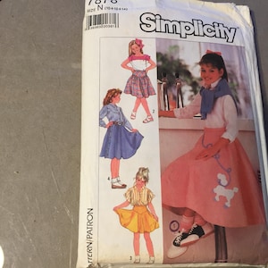 Peut inclure: Patron de couture Simplicity avec des tenues rétro, dont une jupe bouffante rose. Le patron est pour les tailles 10, 12 et 14. La couverture présente des illustrations de différentes combinaisons de jupes et de hauts.
