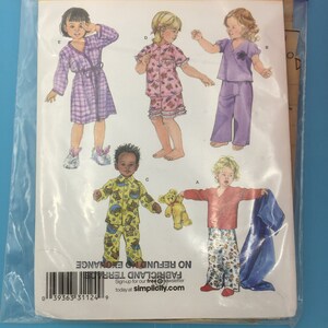 3584 Simplicity 2007  Sewing Pattern  Toddlers Pajamas & Robe  Sizes 1/2,1,2,3,4  Cut with Instructions