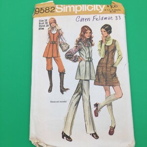 Op de afbeelding: Simplicity naaipatroon nummer 9582 voor een jurk en broek. Het patroon is voor maten 16, borstomvang 97 cm, tailleomvang 74 cm. Het patroon is ontworpen door Caren Feldman en is voor dames.