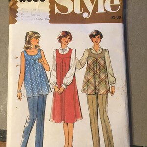 Puede incluir: Patrón de costura vintage titulado "Style" con el número 2683. La portada presenta ilustraciones de tres conjuntos de maternidad. El patrón incluye la talla 12, busto 87cm, y está marcado "Maternidad". El precio es de $2.00.