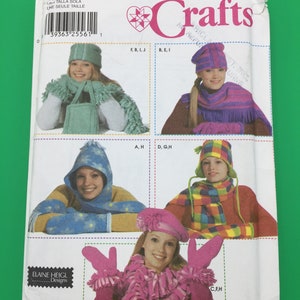 Può includere: Modello Simplicity Crafts 7005 per un set di cappello, sciarpa e guanti taglia unica. Il modello include cinque diversi design con vari colori e trame, tra cui un cappello rosa con sciarpa e guanti abbinati, un cappello blu con sciarpa e guanti abbinati e un cappello verde con sciarpa e guanti abbinati.