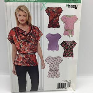 Pode incluir: Um padrão de costura para uma blusa feminina com decote de gola alta, mangas curtas e cinto de laço. O padrão inclui cinco estilos diferentes de blusas, todas com uma silhueta semelhante. O padrão é da New Look e é tamanho A 8-18, FR 36-46 EUR, 34-44. O padrão é rotulado como "fácil".
