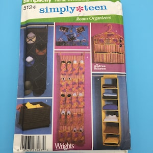 Puede incluir: Un patrón de costura para organizadores de habitaciones, titulado "simply*teen" por Andrea Schewe. El patrón incluye instrucciones para hacer un zapatero, un organizador colgante, una estantería de pared y una caja de almacenamiento. El patrón es de Simplicity, número de patrón 5124.