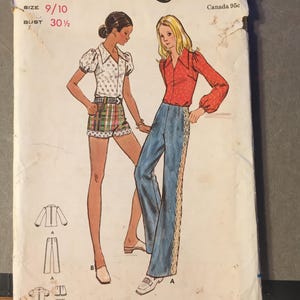 May include: Vintage Butterick sewing pattern 6202. The illustration shows two young women wearing outfits. One is wearing a white blouse and plaid shorts, the other is wearing a red blouse and blue pants. The pattern size is 9/10 with a bust size of 77.5 cm.