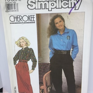 Könnte beinhalten: Simplicity Schnittmuster Nummer 417 für ein Cherokee Original Hemd und Hose. Das Schnittmuster ist für die Größen 12-18 und 40-46. Das Bild zeigt ein Model, das ein blaues Hemd mit einem indianischen Design und eine schwarze Hose trägt. Ein zweites Model trägt einen roten Rock und ein schwarz-weiß gemustertes Hemd.