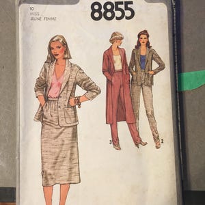 Può includere: Un modello di cucito Simplicity vintage, numero 8855, con illustrazioni di completi da donna. Il modello include un tailleur gonna, un tailleur pantalone e un cappotto lungo. La copertina è invecchiata con il testo "Pattern/Patron" e "Jeune Femme".