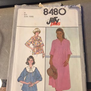 Può includere: Modello di cucito Simplicity vintage 8480. Il modello presenta illustrazioni di tre diversi modelli di abbigliamento, tra cui un vestito rosa e un top blu. Il modello è etichettato "Miss Jeune Femme" e include il logo "Jiffy plus".
