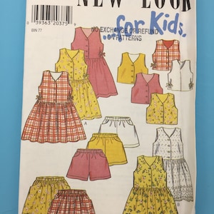 Könnte beinhalten: Ein Schnittmuster für Kinderkleidung. Das Schnittmuster umfasst eine Vielzahl von Kleidern, Röcken, Shorts und Westen. Das Schnittmuster ist für die Größen 2-7. Das Schnittmuster ist von New Look for Kids.