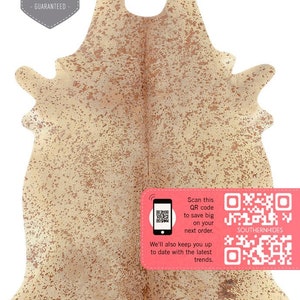 Könnte beinhalten: Ein hellbrauner Kuhfellteppich mit einem gesprenkelten Muster. Der Teppich hat einen Used-Look und ist aus Naturleder gefertigt. Der Teppich wird auf weißem Hintergrund gezeigt. Scannen Sie diesen QR-Code, um bei Ihrer nächsten Bestellung viel zu sparen. Wir halten Sie auch über die neuesten Trends auf dem Laufenden.
