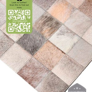 Könnte beinhalten: Ein Patchwork-Rinderfellteppich mit einem Rautenmuster in Grautönen, Weiß und Braun. Der Teppich trägt das Logo "Southern Hides" und den Text "Premium Quality - Guaranteed -" in der rechten unteren Ecke.