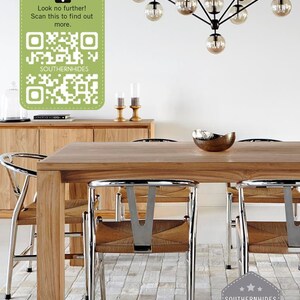Könnte beinhalten: Ein Esstisch aus Holz mit sechs Stühlen, ein moderner Kronleuchter mit runden Glasschirmen und ein Kuhfellteppich. Der Tisch ist aus massivem Holz und hat eine natürliche Oberfläche. Die Stühle sind aus Metall und haben einen geflochtenen Sitz. Der Kronleuchter ist aus Metall und hat eine schwarze Oberfläche. Der Teppich ist aus Kuhfell und hat eine natürliche braune Farbe. Der Text "SOUTHERNHIDES PREMIUM QUALITY GUARANTEED" ist in der unteren rechten Ecke des Bildes sichtbar.