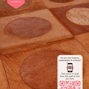 Op de afbeelding: Een bruin lederen tapijt met een patchwork-ontwerp met ronde uitsnijdingen. Het tapijt heeft een gestikte rand en de tekst "SOUTHERNHIDES PREMIUM QUALITY GUARANTEED" is zichtbaar in de linkerbovenhoek. Een QR-code bevindt zich rechtsonder met de tekst "SOUTHERNHIDES" eronder.