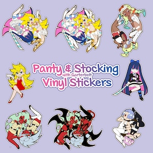 Może przedstawiać: Kolekcja kolorowych naklejek winylowych z postaciami z serii anime "Panty & Stocking with Garterbelt". Naklejki przedstawiają różne postacie w dynamicznych pozach, z żywymi kolorami i szczegółowymi wzorami. Widoczny jest również tekst "Panty & Stocking Vinyl Stickers".