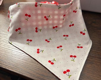 Pañuelo para mascotas de verano con estampado de cerezas