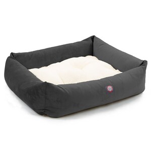 Puede incluir: Una cama para perros gris con un forro blanco de felpa. La cama tiene un borde elevado y un logotipo en el lateral.