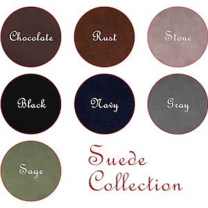 Puede incluir: Una colecci&oacute;n de nueve muestras de tela de gamuza en varios colores, incluyendo chocolate, &oacute;xido, piedra, negro, azul marino, gris y salvia. El texto "Suede Collection" est&aacute; escrito en rojo debajo de las muestras.