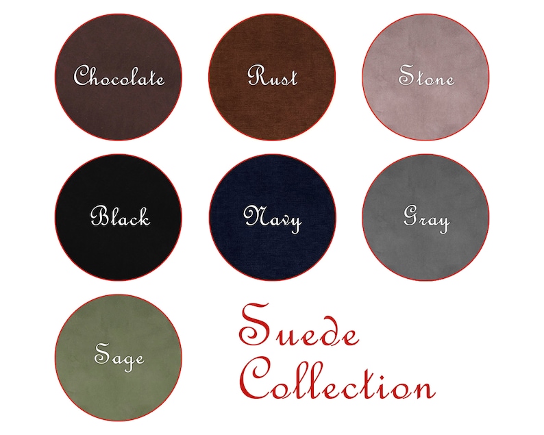 Puede incluir: Una colecci&oacute;n de nueve muestras de tela de gamuza en varios colores, incluyendo chocolate, &oacute;xido, piedra, negro, azul marino, gris y salvia. El texto "Suede Collection" est&aacute; escrito en rojo debajo de las muestras.