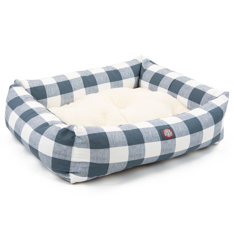Op de afbeelding: Een blauw en wit geruit hondenbed met een witte sherpa voering. Het bed heeft een verhoogde rand en een klein logo aan de zijkant.